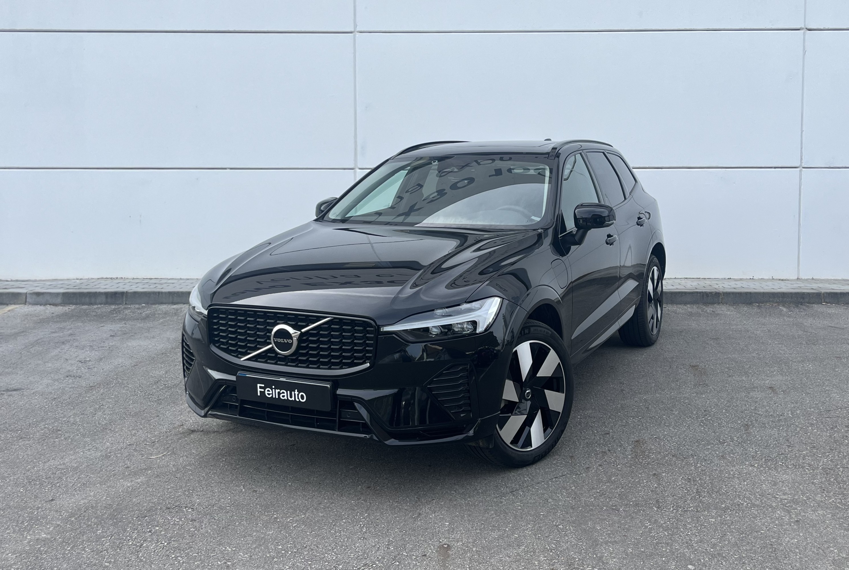 Volvo XC60 Plus, T6 AWD Híbrido Plug-in, Elétrico/Gasolina, Dark