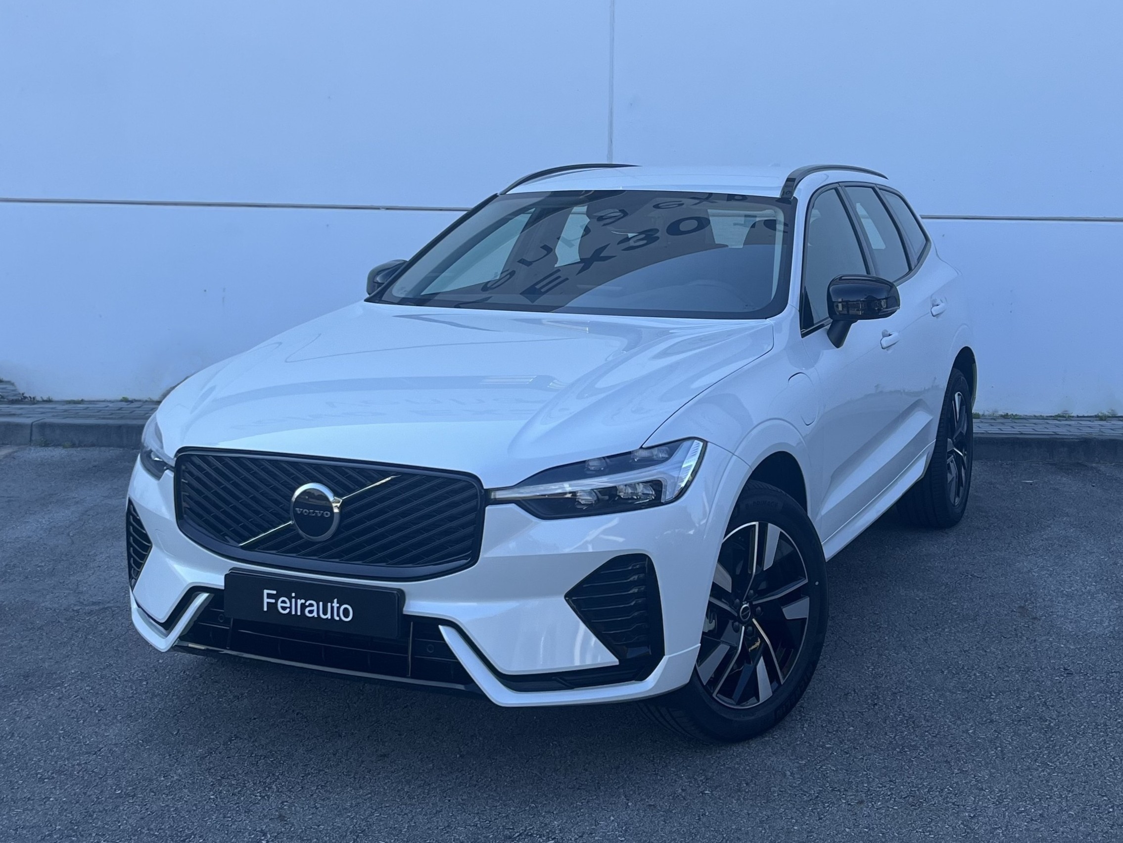 Volvo XC60 Plus, T6 AWD Híbrido Plug-in, Elétrico/Gasolina, Dark