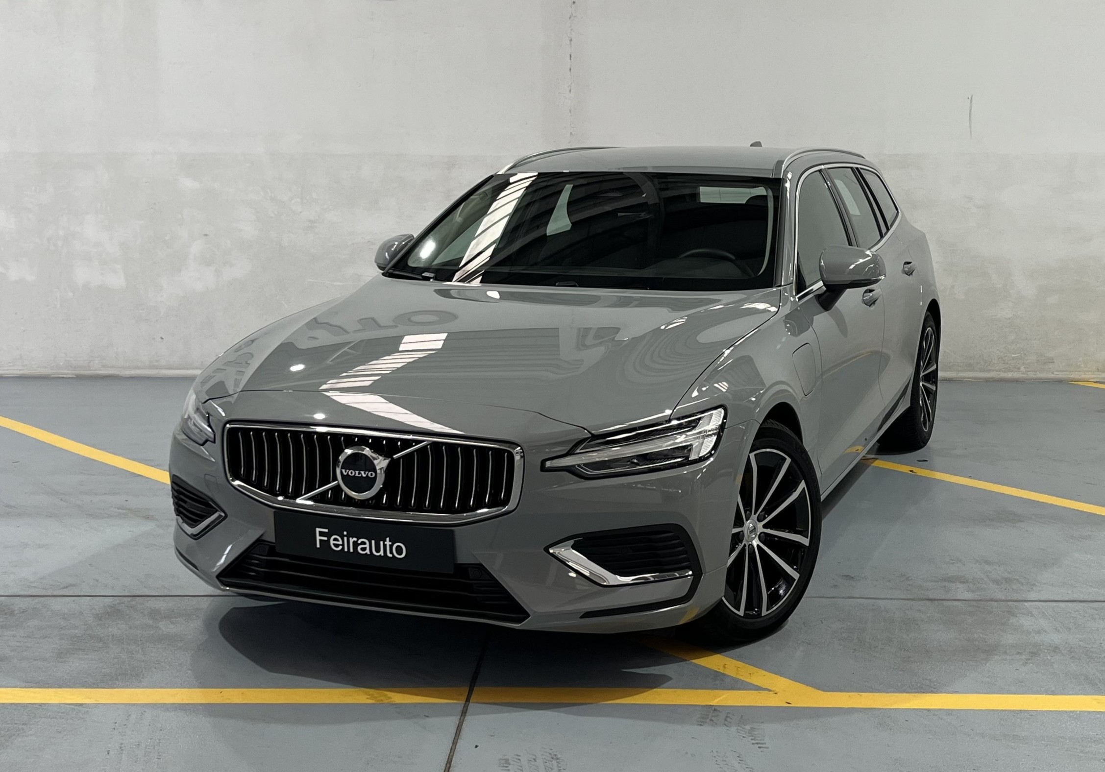 Volvo V60 Core, T6 AWD Híbrido Plug-in, Elétrico/Gasolina, Bright