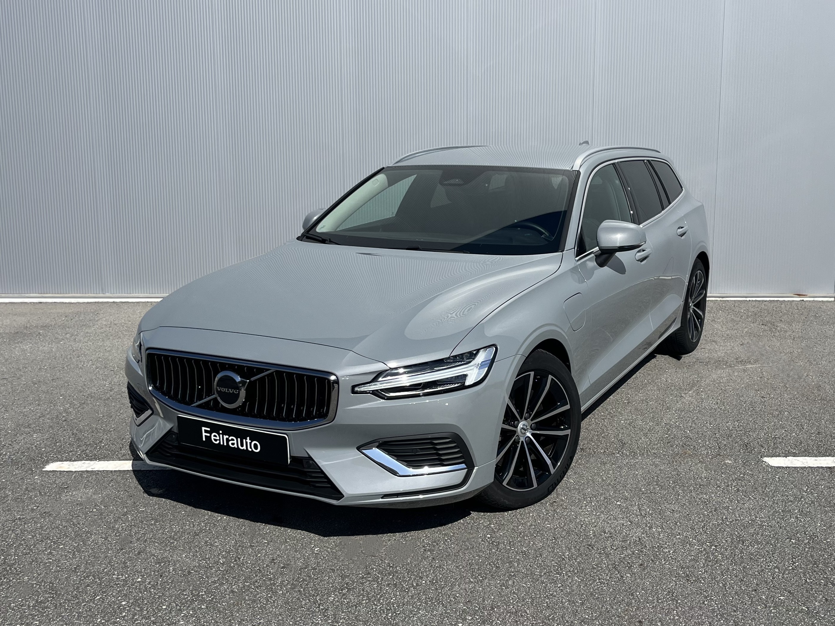 Volvo V60 Core, T6 AWD Híbrido Plug-in, Elétrico/Gasolina, Bright