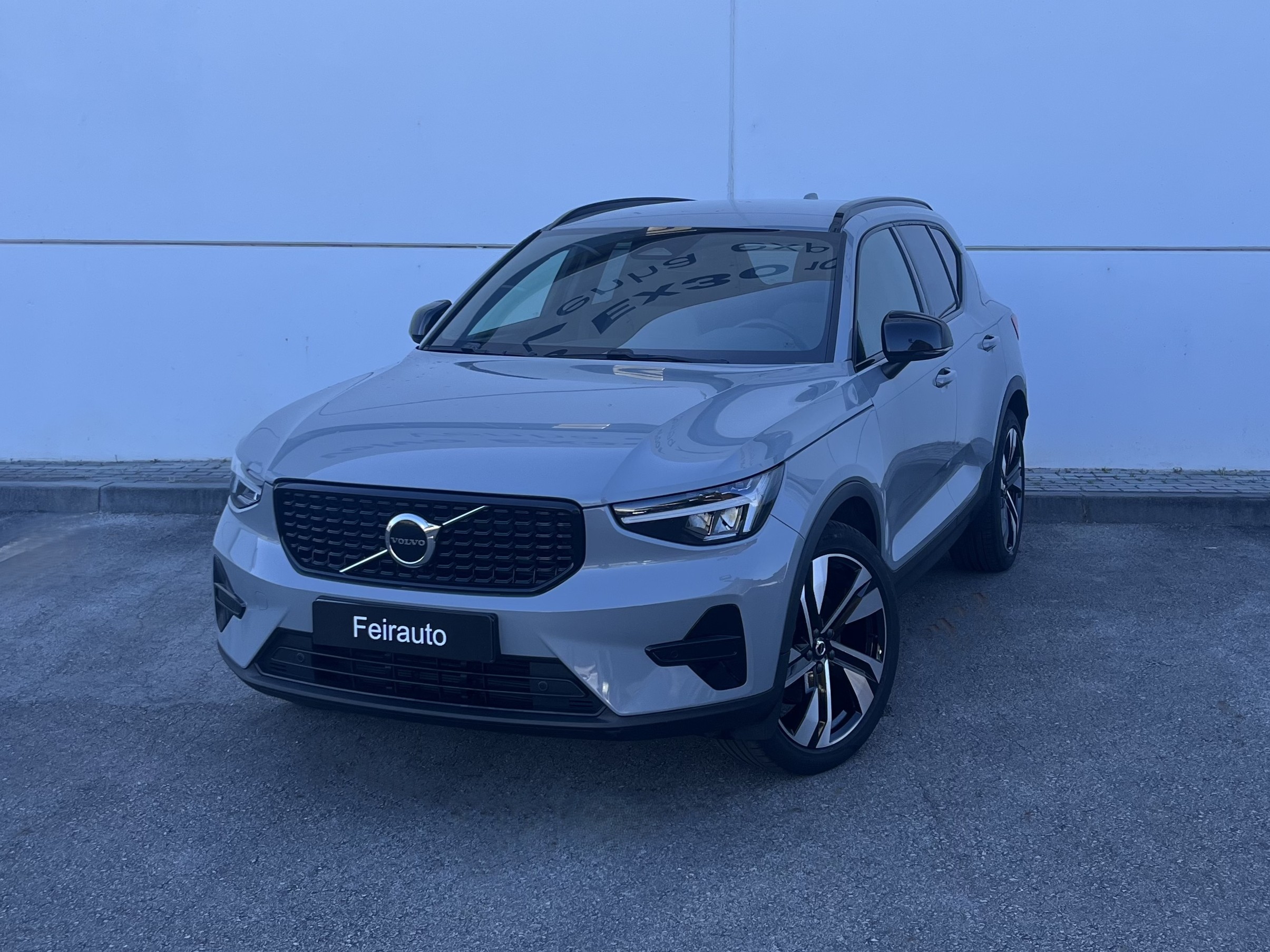 Volvo XC40 Plus, B3 Híbrido, Gasolina, Dark