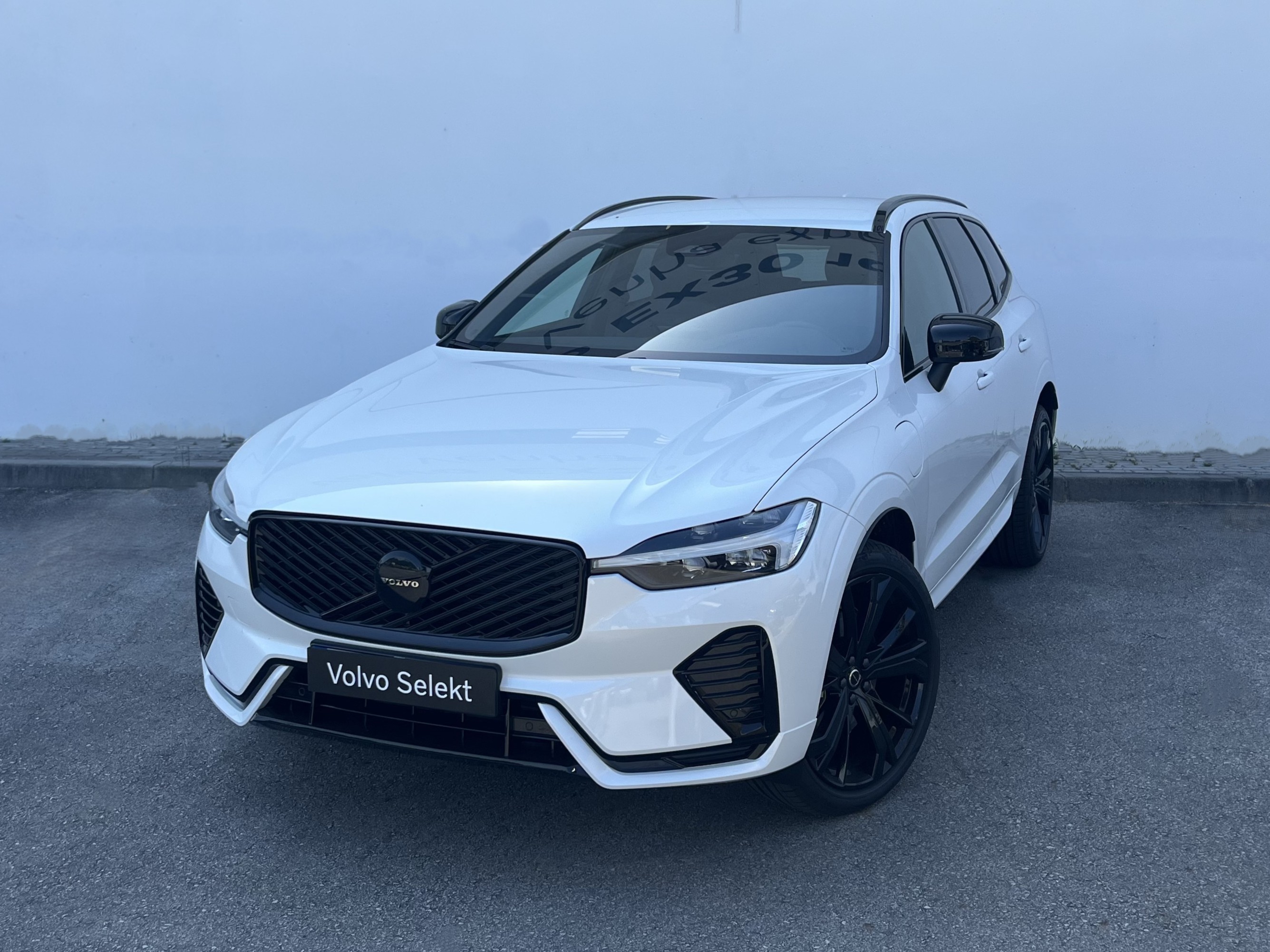 Volvo XC60 Black Edition Plus, T6 AWD Híbrido Plug-in, Elétrico/Gasolina